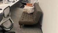 Ada pula ruang konferensi yang diubah menjadi kamar tidur dan membuatnya jadi terlihat seperti kamar hotel.