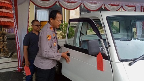 Kapolres Badung AKBP Leo Dedy Defretes mengecek kondisi mobil pikap hasil curian, Selasa (31/1/2023).