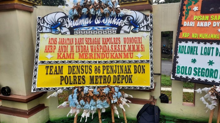 Karangan bunga kepada Kapolres Wonogiri AKBP Andi M Indra Waspada Amirullah di Mapolres Wonogiri.