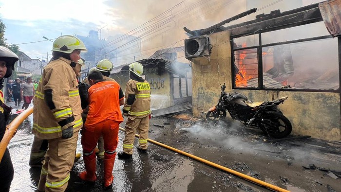 Kebakaran melanda sejumlah bangunan di Pulo Gadung, Jakarta Timur (Jaktim). Kebakaran tersebut diduga dipicu kebocoran tabung gas. (dok Damkar Jaktim)