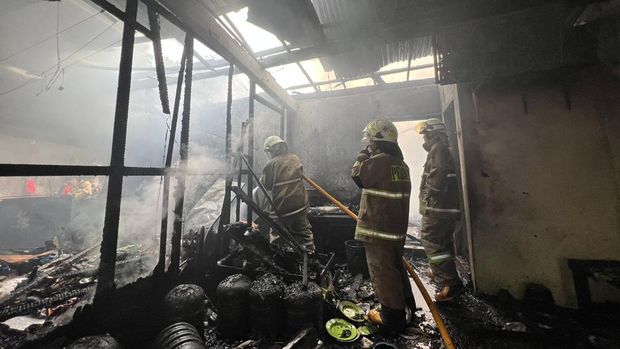 Kebakaran melanda sejumlah bangunan di Pulo Gadung, Jakarta Timur (Jaktim). Kebakaran tersebut diduga dipicu kebocoran tabung gas. (dok Damkar Jaktim)