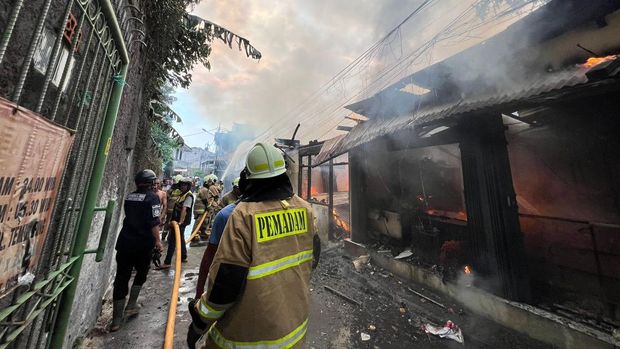 Kebakaran melanda sejumlah bangunan di Pulo Gadung, Jakarta Timur (Jaktim). Kebakaran tersebut diduga dipicu kebocoran tabung gas. (dok Damkar Jaktim)