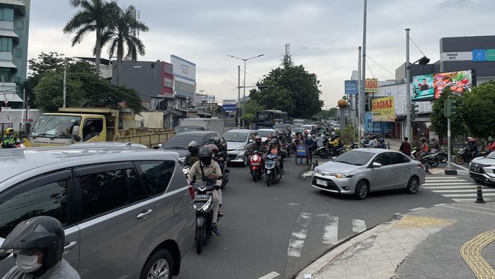 Kepadatan lalu lintas (lalin) kendaraan terjadi di sejumlah titik wilayah Jakarta Barat, Selasa (31/1/2023) pagi. Salah satunya di ruas Jalan Panjang arah Kebon Jeruk.