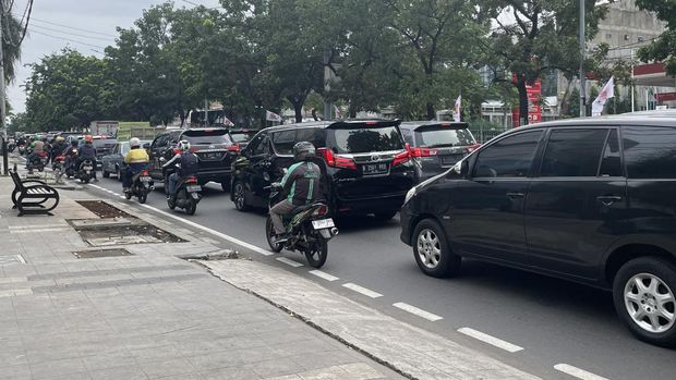 Kepadatan lalu lintas (lalin) kendaraan terjadi di sejumlah titik wilayah Jakarta Barat, Selasa (31/1/2023) pagi. Salah satunya di ruas Jalan Panjang arah Kebon Jeruk.
