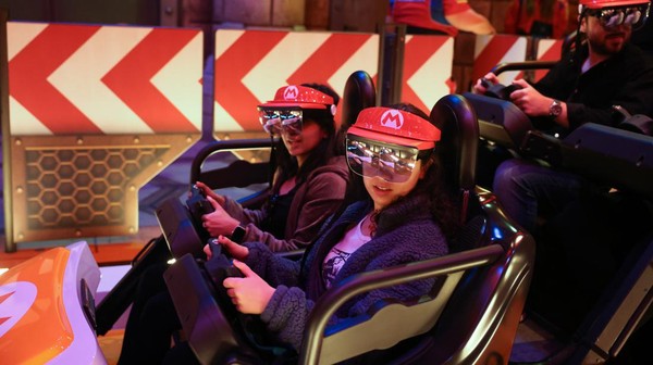 Super Nintento World ini akan menampilkan augmented reality (AR), teknologi pemetaan proyeksi, dan set piece praktis yang mengatur pengendara di sepanjang jalur berkendara yang bergerak di tengah latar warna, suara, dan gerakan multi-sensorik. Â Super Nintento World ini akan menampilkan augmented reality (AR), teknologi pemetaan proyeksi, dan set piece praktis yang mengatur pengendara di sepanjang jalur berkendara yang bergerak di tengah latar warna, suara, dan gerakan multi-sensorik. Â