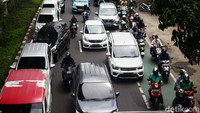 Kepadatan kendaraan terjadi di ruas yang mengarah dari Pancoran menuju Kebayoran.