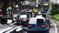 Kendaraan yang melintas didominasi oleh mobil pribadi.