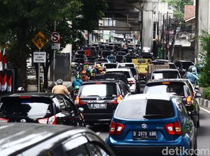 Potret Kepadatan Arus Lalu Lintas di Jalan Tendean Jaksel