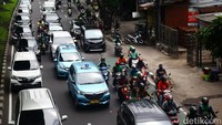 Jalan ini memang selalu ramai saat jam berangkat dan pulang kantor.