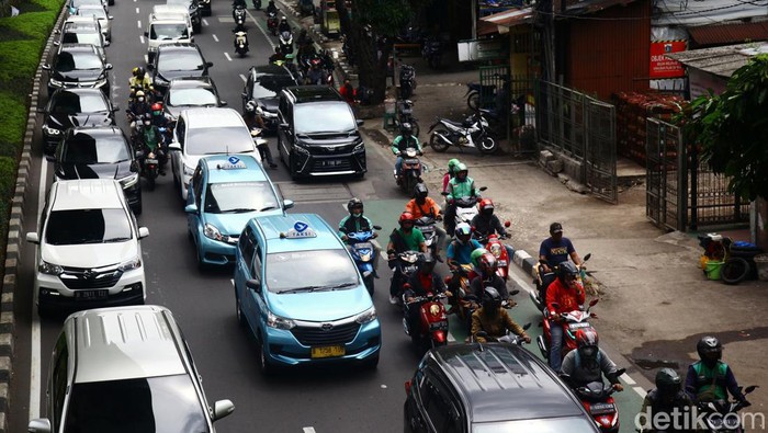 Kepadatan volume kendaraan masih terlihat dari arah Pancoran menuju Kebayoran di Jalan Tendean, Jakarta Selatan, Selasa (31/1/2023). Hingga pukul 10.30 WIB, kendaraan masih padat merayap cenderung macet di jalur yang selalu ramai itu, terutama di jam berangkat dan pulang kerja.