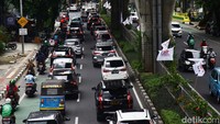Arus lalu lintas di Jalan Tendean, Jakarta Selatan, padat pagi ini pukul 10.30 WIB.