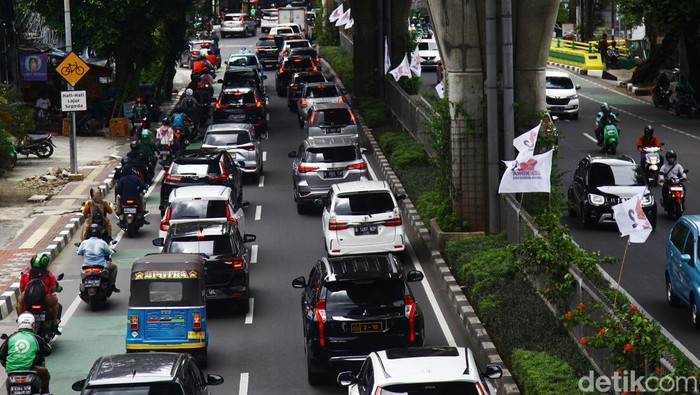 Kepadatan volume kendaraan masih terlihat dari arah Pancoran menuju Kebayoran di Jalan Tendean, Jakarta Selatan, Selasa (31/1/2023). Hingga pukul 10.30 WIB, kendaraan masih padat merayap cenderung macet di jalur yang selalu ramai itu, terutama di jam berangkat dan pulang kerja.