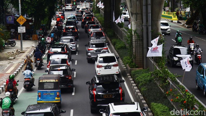 Kepadatan Arus Lalin di Jalan Tendean Jaksel Kepadatan volume kendaraan masih terlihat dari arah Pancoran menuju Kebayoran di Jalan Tendean, Jakarta Selatan, Selasa (31/1/2023). Hingga pukul 10.30 WIB, kendaraan masih padat merayap cenderung macet di jalur yang selalu ramai itu, terutama di jam berangkat dan pulang kerja.