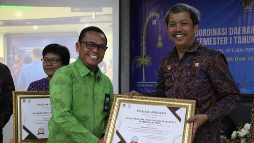 Kepala Kanwil Dirjen Perbendaharaan Provinsi Bali Teguh Dwi Nugroho (kiri) menyerahkan penghargaan kepada Kepala Kanwil Kemenkumham Bali Anggiat Napitupulu, Selasa (31/1/2023).
