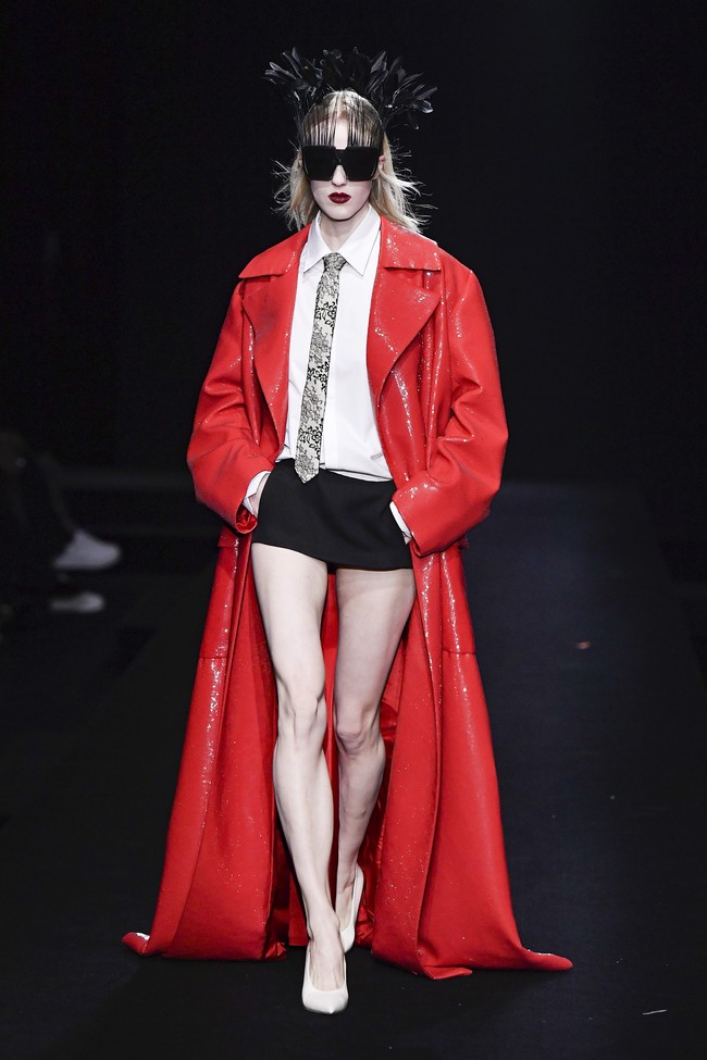 Koleksi busana Valentino Couture Spring/Summer 2023, terinspirasi dari sebuah klub yang menampilkan inklusivitas dengan ciri khas Valentino tahun 80-an. Foto: Victor VIRGILE/ Getty Images.  