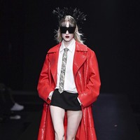 Koleksi busana Valentino Couture Spring/Summer 2023, terinspirasi dari sebuah klub yang menampilkan inklusivitas dengan ciri khas Valentino tahun 80-an. Foto: Victor VIRGILE/ Getty Images.  