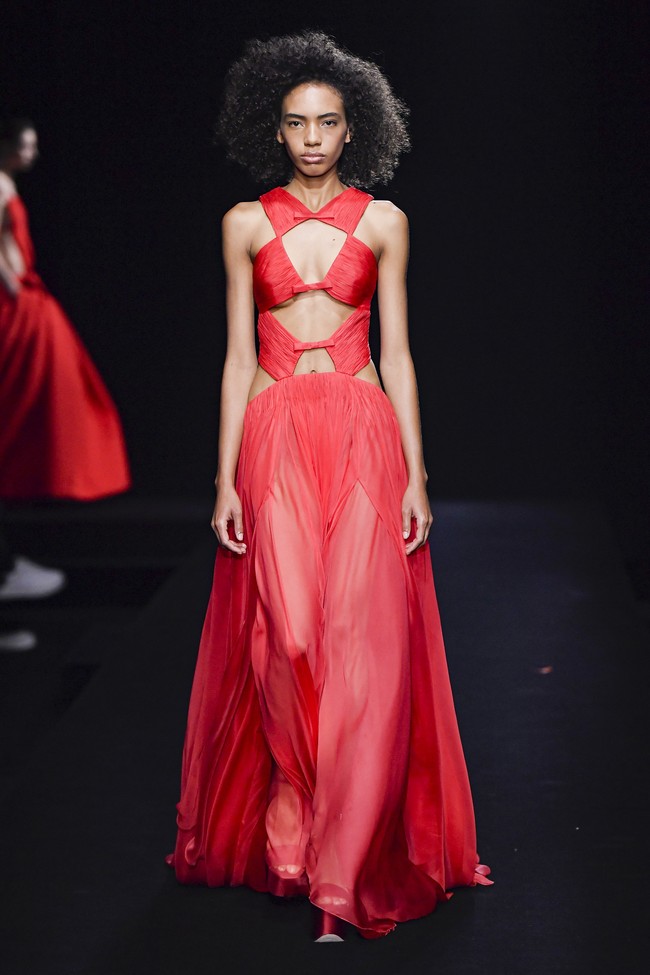 Koleksi busana Valentino Couture Spring/Summer 2023, terinspirasi dari sebuah klub yang menampilkan inklusivitas dengan ciri khas Valentino tahun 80-an. Foto: Victor VIRGILE/ Getty Images.  