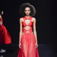 Koleksi busana Valentino Couture Spring/Summer 2023, terinspirasi dari sebuah klub yang menampilkan inklusivitas dengan ciri khas Valentino tahun 80-an. Foto: Victor VIRGILE/ Getty Images.  