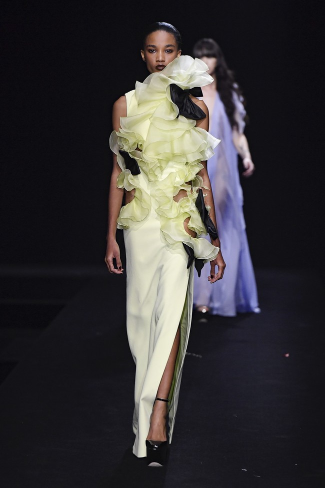 Koleksi busana Valentino Couture Spring/Summer 2023, terinspirasi dari sebuah klub yang menampilkan inklusivitas dengan ciri khas Valentino tahun 80-an. Foto: Victor VIRGILE/ Getty Images.  