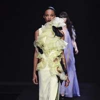 Koleksi busana Valentino Couture Spring/Summer 2023, terinspirasi dari sebuah klub yang menampilkan inklusivitas dengan ciri khas Valentino tahun 80-an. Foto: Victor VIRGILE/ Getty Images.  