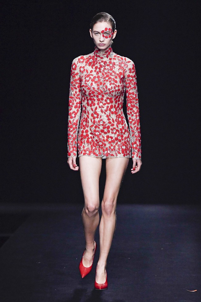 Koleksi busana Valentino Couture Spring/Summer 2023, terinspirasi dari sebuah klub yang menampilkan inklusivitas dengan ciri khas Valentino tahun 80-an. Foto: Victor VIRGILE/ Getty Images.  