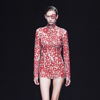 Koleksi busana Valentino Couture Spring/Summer 2023, terinspirasi dari sebuah klub yang menampilkan inklusivitas dengan ciri khas Valentino tahun 80-an. Foto: Victor VIRGILE/ Getty Images.  