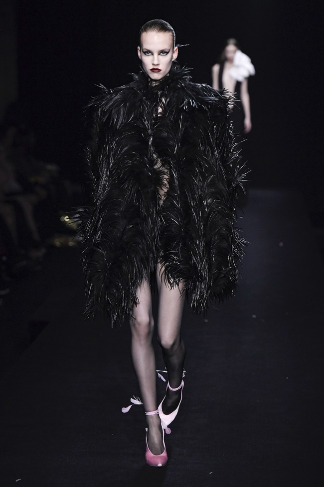 Koleksi busana Valentino Couture Spring/Summer 2023, terinspirasi dari sebuah klub yang menampilkan inklusivitas dengan ciri khas Valentino tahun 80-an. Foto: Victor VIRGILE/ Getty Images.  