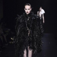 Koleksi busana Valentino Couture Spring/Summer 2023, terinspirasi dari sebuah klub yang menampilkan inklusivitas dengan ciri khas Valentino tahun 80-an. Foto: Victor VIRGILE/ Getty Images.  