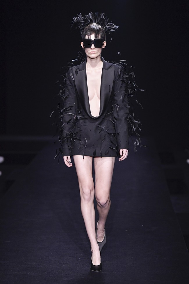 Koleksi busana Valentino Couture Spring/Summer 2023, terinspirasi dari sebuah klub yang menampilkan inklusivitas dengan ciri khas Valentino tahun 80-an. Foto: Victor VIRGILE/ Getty Images.  