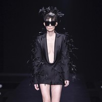 Koleksi busana Valentino Couture Spring/Summer 2023, terinspirasi dari sebuah klub yang menampilkan inklusivitas dengan ciri khas Valentino tahun 80-an. Foto: Victor VIRGILE/ Getty Images.  