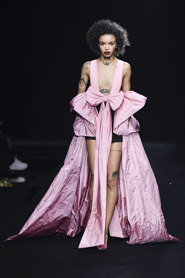 Koleksi busana Valentino Couture Spring/Summer 2023, terinspirasi dari sebuah klub yang menampilkan inklusivitas dengan ciri khas Valentino tahun 80-an. Foto: Victor VIRGILE/ Getty Images.  