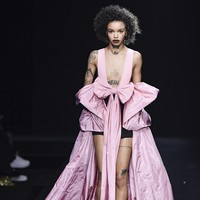 Koleksi busana Valentino Couture Spring/Summer 2023, terinspirasi dari sebuah klub yang menampilkan inklusivitas dengan ciri khas Valentino tahun 80-an. Foto: Victor VIRGILE/ Getty Images.  