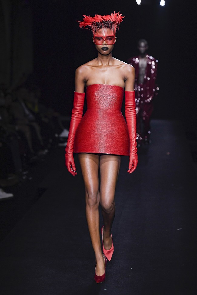 Koleksi busana Valentino Couture Spring/Summer 2023, terinspirasi dari sebuah klub yang menampilkan inklusivitas dengan ciri khas Valentino tahun 80-an. Foto: Victor VIRGILE/ Getty Images.  