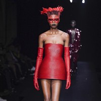 Koleksi busana Valentino Couture Spring/Summer 2023, terinspirasi dari sebuah klub yang menampilkan inklusivitas dengan ciri khas Valentino tahun 80-an. Foto: Victor VIRGILE/ Getty Images.  