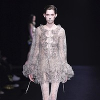 Koleksi busana Valentino Couture Spring/Summer 2023, terinspirasi dari sebuah klub yang menampilkan inklusivitas dengan ciri khas Valentino tahun 80-an. Foto: Victor VIRGILE/ Getty Images.