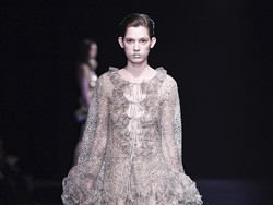 10 Koleksi Valentino Couture 2023: Busana Inklusif Bergaya 80-an