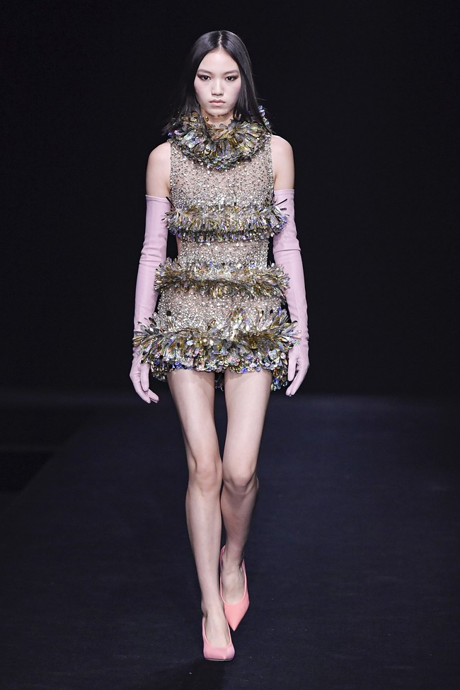 Koleksi busana Valentino Couture Spring/Summer 2023, terinspirasi dari sebuah klub yang menampilkan inklusivitas dengan ciri khas Valentino tahun 80-an. Foto: Victor VIRGILE/ Getty Images.  