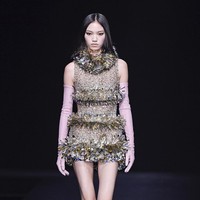 Koleksi busana Valentino Couture Spring/Summer 2023, terinspirasi dari sebuah klub yang menampilkan inklusivitas dengan ciri khas Valentino tahun 80-an. Foto: Victor VIRGILE/ Getty Images.  