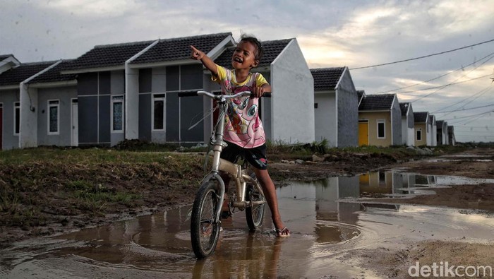 Komitmen BTN Wujudkan Rumah Subsidi untuk 5 Juta Keluarga Indonesia Sejumlah warga beraktivitas di kawasan perumahan subsidi BTN kawasan Griya Srimahi Indah, Tambun Utara, Kabupaten Bekasi, Jawa Barat, Senin (30/1/2023).