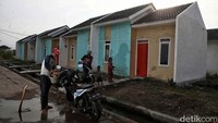 Sejumlah warga beraktivitas di kawasan perumahan subsidi BTN di Griya Srimahi Indah, Tambun Utara, Kabupaten Bekasi, Jawa Barat, Senin (30/1/2023).