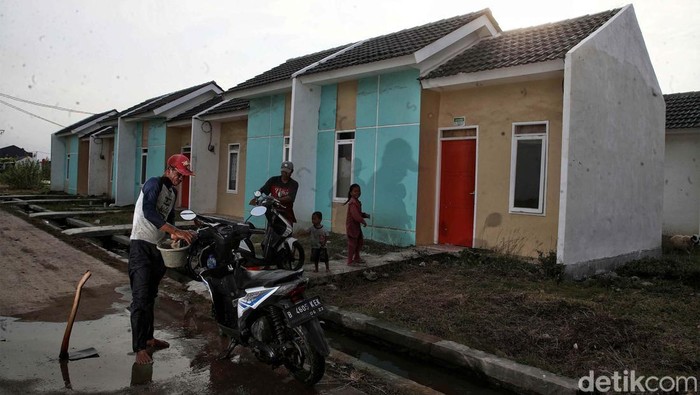 Sejumlah warga beraktivitas di kawasan perumahan subsidi BTN kawasan Griya Srimahi Indah, Tambun Utara, Kabupaten Bekasi, Jawa Barat, Senin (30/1/2023).