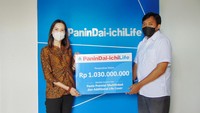 Business Development Director Panin Dai-ichi Life Maureen Christine (kiri) secara simbolis menyerahkan klaim dengan nilai Rp 1 miliar kepada perwakilan ahli waris nasabah di Kantor Pemasaran Panin Dai-ichi Life di Makassar, Sulawesi Selatan, Selasa (31/1). 