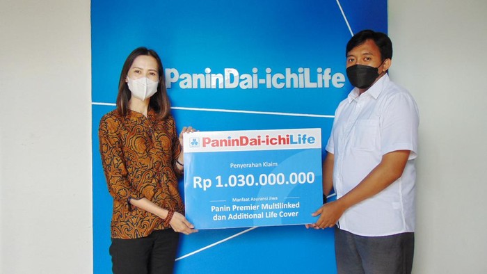 Business Development Director Panin Dai-ichi Life Maureen Christine (kiri) secara simbolis menyerahkan klaim dengan nilai Rp 1 miliar kepada perwakilan ahli waris nasabah di Kantor Pemasaran Panin Dai-ichi Life di Makassar, Sulawesi Selatan, Selasa (31/1).