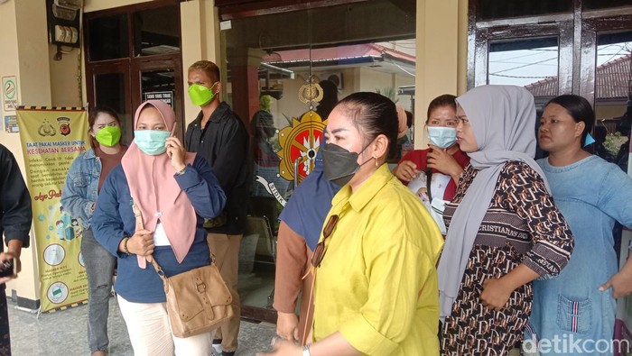 Korban arisan bodong di Indramayu melaporkan ke Polres Indramayu, Selasa (31/1/2023)