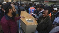 Pejabat kepolisian setempat Sikandar Khan menyebut ledakan terjadi saat banyak jemaah tengah berkumpul untuk menunaikan salat.