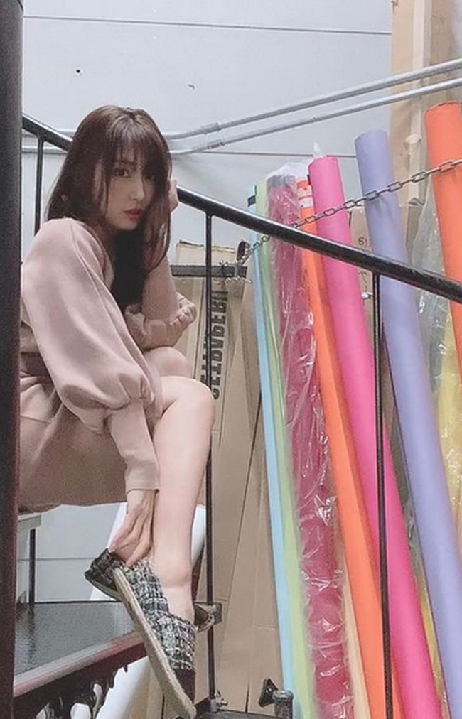 Tanpa sepengetahuan Yoko ternyata dia telah dibuntuti oleh detektif yang disewa oleh mantan suaminya. Pada Agustus 2021, sang detektif mengikuti Yoko dan produser TV ke sebuah kedai ramen. Detektif kemudian mengambil sumpit sekali pakai yang digunakan oleh produsen dan mengirimkannya untuk dianalisis untuk dibandingkan dengan DNA dari mainan seks tersebut. Foto: dok. Instagram/@kumadayoko