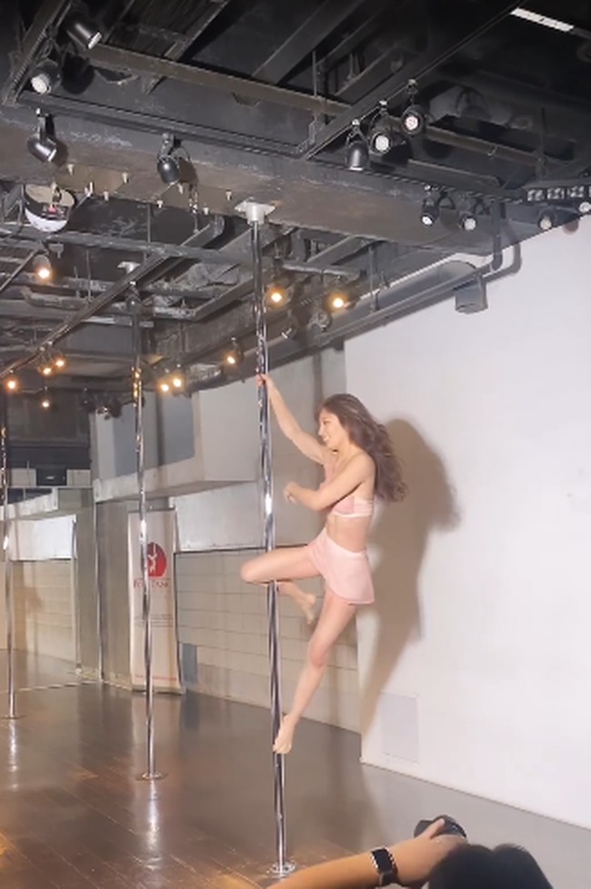 Kumada Yoko cukup populer di Jepang.Dia merupakan model, Youtuber, dan pole dancer. Wanita 40 tahun itu punya tubuh seksi meski telah memiliki tiga anak. Foto: dok. Instagram/@kumadayoko