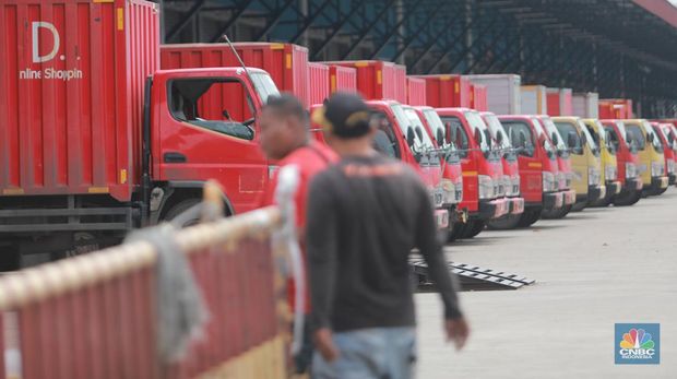 Kurir JDid melintas di depan gudang JDid,Marunda, Jakarta, (31/1/2023). Pantauan CNBC Indonesia di lokasi terlihat sejumlah kurir menaiki barang pesanan ke mobil. (CNBC Indonesia/ Muhammad Sabki)