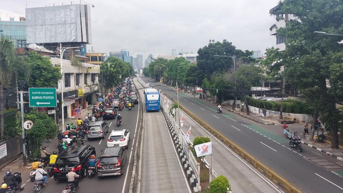 Lalu lintas di Jalan Mampang Prapatan Raya arah kawasan Kuningan, Jakarta Selatan.