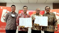 Chief Marketing Officer LinkAja Edward Kilian Suwignyo dan Chief Executive Officer LinkAja Yogi Rizkian Bahar bersama Direktur Operasional dan Teknologi Informasi IFG Life Iskak Hendrawan, Direktur Utama IFG Life Harjanto Tanuwidjaja, menandatangani nota kesepahaman antara IFG Life dengan LinkAja di Jakarta, Selasa (31/1). 